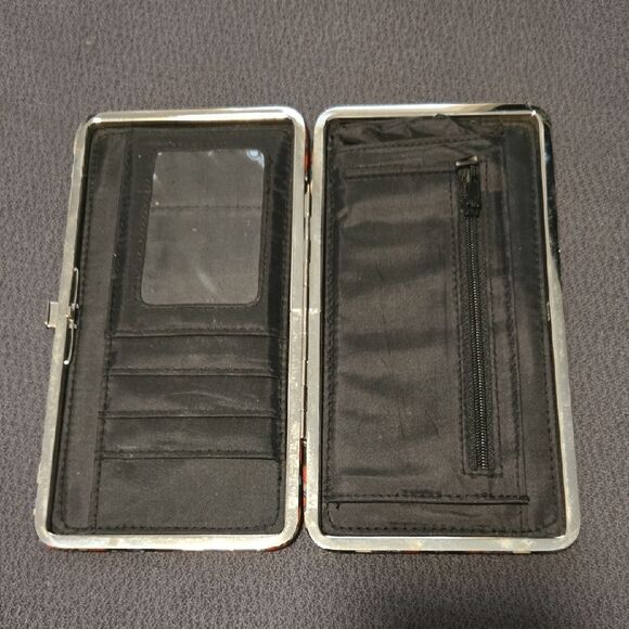 Stylish Red and Black Patterned Q - Picture 2 of 3